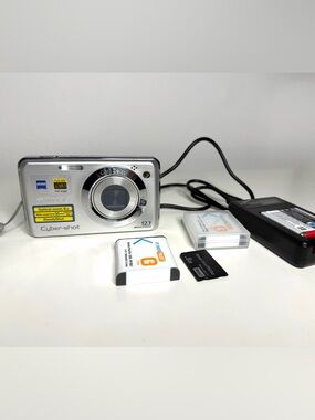 Sony Cyber-shot Camera dsc w210 + 3 Batteries + Charger + 8GB Card